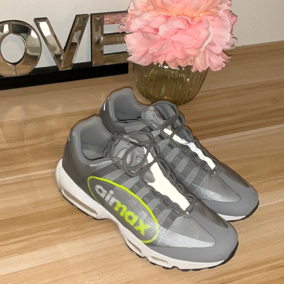 NIKE SIZE 9 - Picture 1 of 8